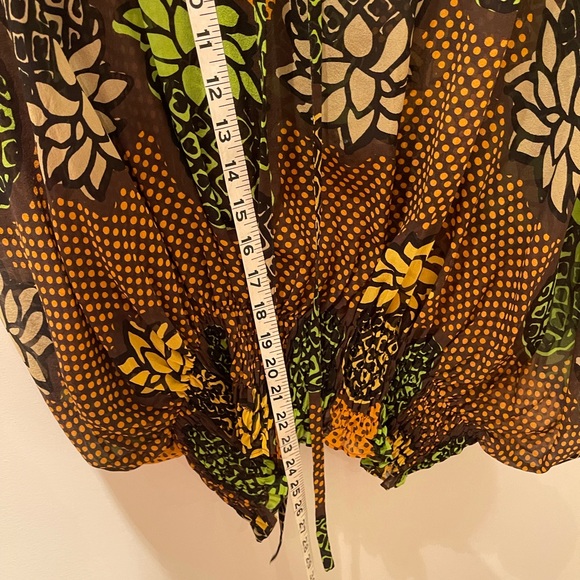 Moschino 100% silk multi-color top. Size 6. (Will fit a M/8, generous fit) - Picture 6 of 9